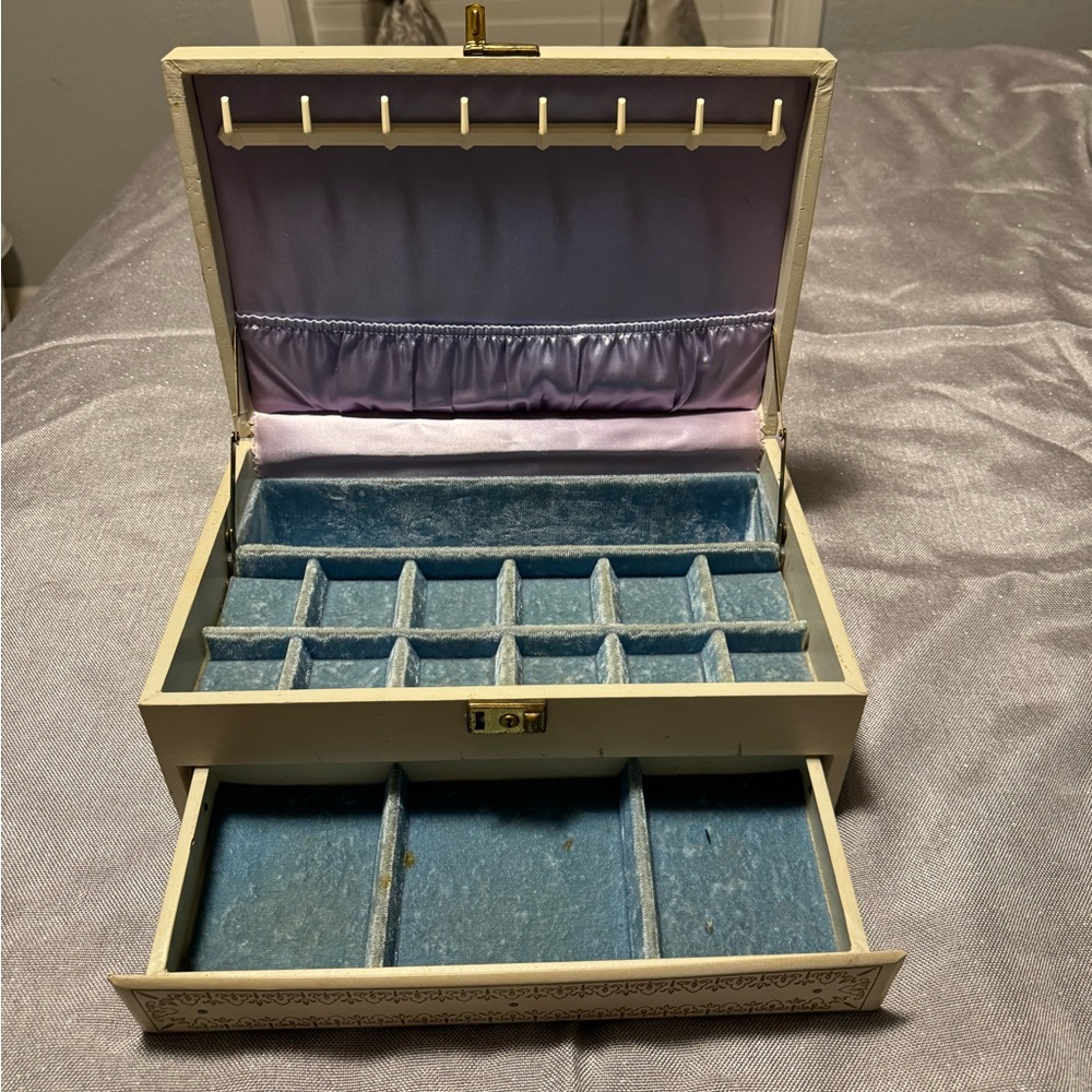 Vintage Mele Chic Cream Jewelry Organizer with Blue Velvet Lining